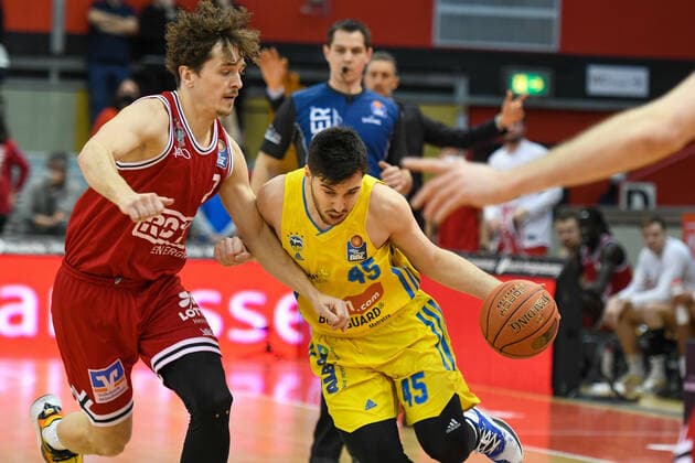 Dennis Nawrocki, Tamir Blatt 25. Spieltag, Basketball Bundesliga, Basketball Saison 2021 2022, Deutschland, easyCredit BBL, Germany, Giessen 46ers, giessen rot, Herren, Jobstairs GIESSEN 46ers - Alba Berlin, Männer, Berlin in gelb