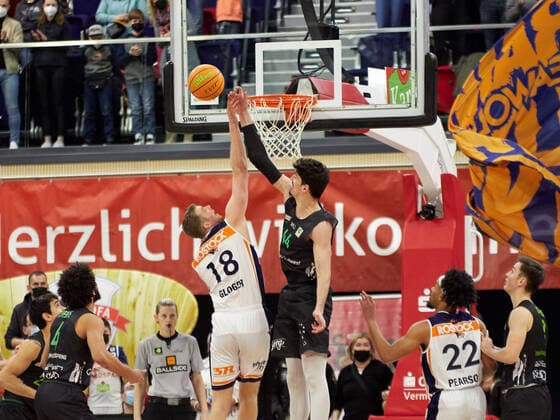 Starker Block von Bernat Vanaclocha (Team Ehingen Urspring 44) gegen Till Gloger (Rostock Seawolves 18) Rostock Seawolves vs Team Ehingen Urspring, 2. Barmer Basketball-Bundesliga, ProA, Spielzeit 2021 2022, 29.Spieltag, 13.03.2022 Rostock Seawolves vs Team Ehingen Urspring, 2. Barmer Basketball-Bundesliga, ProA, Spielzeit 2021 2022, 29.Spieltag, 13.03.2022 Rostock Copyright: xStephaniexZerbe xEibner-Pressefotox EP_SZE