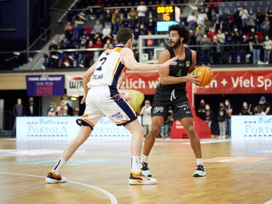 Zweikampf zwischen Tyler Cheese (Team Ehingen Urspring 04) und Tyler Nelson (Rostock Seawolves 02) Rostock Seawolves vs Team Ehingen Urspring, 2. Barmer Basketball-Bundesliga, ProA, Spielzeit 2021 2022, 29.Spieltag, 13.03.2022 Rostock Seawolves vs Team Ehingen Urspring, 2. Barmer Basketball-Bundesliga, ProA, Spielzeit 2021 2022, 29.Spieltag, 13.03.2022 Rostock Copyright: xStephaniexZerbe xEibner-Pressefotox EP_SZE