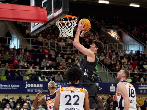 Korbwurf von Bernat Vanaclocha (Team Ehingen Urspring 44), Nijal Pearson (Rostock Seawolves 22), Chris Carter (Rostock Seawolves 05) Rostock Seawolves vs Team Ehingen Urspring, 2. Barmer Basketball-Bundesliga, ProA, Spielzeit 2021 2022, 29.Spieltag, 13.03.2022 Rostock Seawolves vs Team Ehingen Urspring, 2. Barmer Basketball-Bundesliga, ProA, Spielzeit 2021 2022, 29.Spieltag, 13.03.2022 Rostock Copyright: xStephaniexZerbe xEibner-Pressefotox EP_SZE
