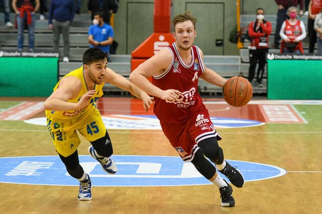 Tamir Blatt, Bjarne Kraushaar 25. Spieltag, Basketball Bundesliga, Basketball Saison 2021 2022, Deutschland, easyCredit BBL, Germany, Giessen 46ers, giessen rot, Herren, Jobstairs GIESSEN 46ers - Alba Berlin, Männer, Berlin in gelb