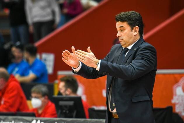 Israel Gonzalez, Coach Alba Berlin 25. Spieltag, Basketball Bundesliga, Basketball Saison 2021 2022, Deutschland, easyCredit BBL, Germany, Giessen 46ers, giessen rot, Herren, Jobstairs GIESSEN 46ers - Alba Berlin, Männer, Berlin in gelb