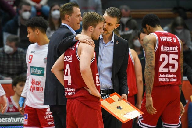 Bjarne Kraushaar bekommt Anweisungen von Pete Strobl 25. Spieltag, Basketball Bundesliga, Basketball Saison 2021 2022, Deutschland, easyCredit BBL, Germany, Giessen 46ers, giessen rot, Herren, Jobstairs GIESSEN 46ers - Alba Berlin, Männer, Berlin in gelb