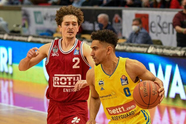 Dennis Nawrocki, Mado Lo 25. Spieltag, Basketball Bundesliga, Basketball Saison 2021 2022, Deutschland, easyCredit BBL, Germany, Giessen 46ers, giessen rot, Herren, Jobstairs GIESSEN 46ers - Alba Berlin, Männer, Berlin in gelb