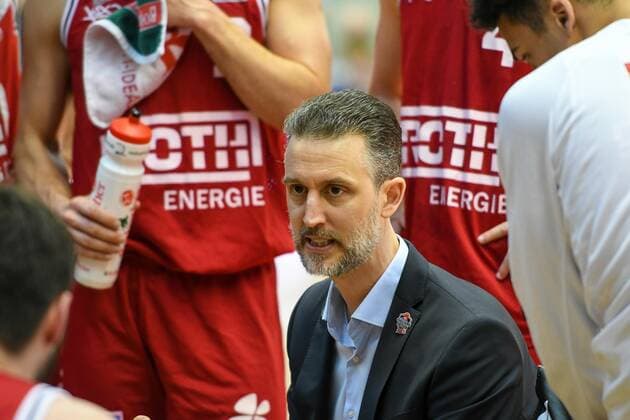 Pete Strobl 25. Spieltag, Basketball Bundesliga, Basketball Saison 2021 2022, Deutschland, easyCredit BBL, Germany, Giessen 46ers, giessen rot, Herren, Jobstairs GIESSEN 46ers - Alba Berlin, Männer, Berlin in gelb