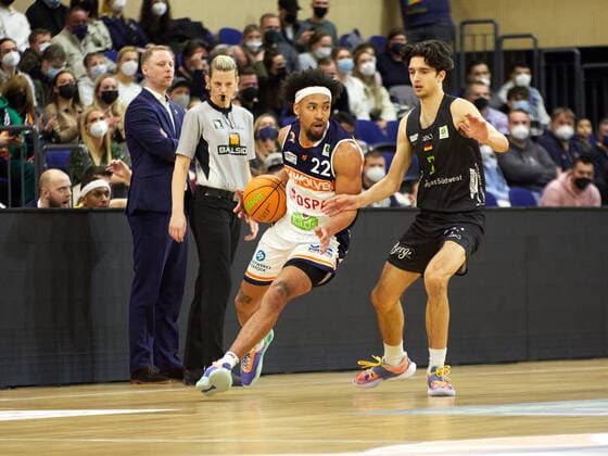 Zweikampf zwischen Nijal Pearson (Rostock Seawolves 22) und Tim Martinez (Team Ehingen Urspring 03) Rostock Seawolves vs Team Ehingen Urspring, 2. Barmer Basketball-Bundesliga, ProA, Spielzeit 2021 2022, 29.Spieltag, 13.03.2022 Rostock Seawolves vs Team Ehingen Urspring, 2. Barmer Basketball-Bundesliga, ProA, Spielzeit 2021 2022, 29.Spieltag, 13.03.2022 Rostock Copyright: xStephaniexZerbe xEibner-Pressefotox EP_SZE