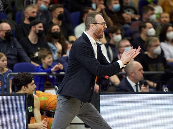 Applaus von Johannes Huebner (Team Ehingen Urspring) Co-Trainer, Coach fuer seine Mannschaft Rostock Seawolves vs Team Ehingen Urspring, 2. Barmer Basketball-Bundesliga, ProA, Spielzeit 2021 2022, 29.Spieltag, 13.03.2022 Rostock Seawolves vs Team Ehingen Urspring, 2. Barmer Basketball-Bundesliga, ProA, Spielzeit 2021 2022, 29.Spieltag, 13.03.2022 Rostock Copyright: xStephaniexZerbe xEibner-Pressefotox EP_SZE
