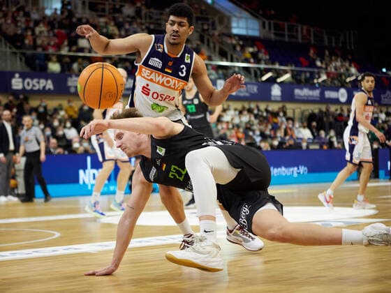 Sturz und Foul an Kevin Strangmeyer (Team Ehingen Urspring 22) von Gabriel de Oliveira (Rostock Seawolves 03) Rostock Seawolves vs Team Ehingen Urspring, 2. Barmer Basketball-Bundesliga, ProA, Spielzeit 2021 2022, 29.Spieltag, 13.03.2022 Rostock Seawolves vs Team Ehingen Urspring, 2. Barmer Basketball-Bundesliga, ProA, Spielzeit 2021 2022, 29.Spieltag, 13.03.2022 Rostock Copyright: xStephaniexZerbe xEibner-Pressefotox EP_SZE