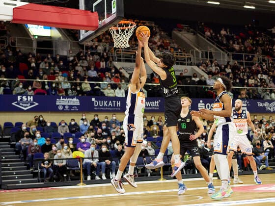 Tim Martinez (Team Ehingen Urspring 03), Gabriel de Oliveira (Rostock Seawolves 03) Rostock Seawolves vs Team Ehingen Urspring, 2. Barmer Basketball-Bundesliga, ProA, Spielzeit 2021 2022, 29.Spieltag, 13.03.2022 Rostock Seawolves vs Team Ehingen Urspring, 2. Barmer Basketball-Bundesliga, ProA, Spielzeit 2021 2022, 29.Spieltag, 13.03.2022 Rostock Copyright: xStephaniexZerbe xEibner-Pressefotox EP_SZE