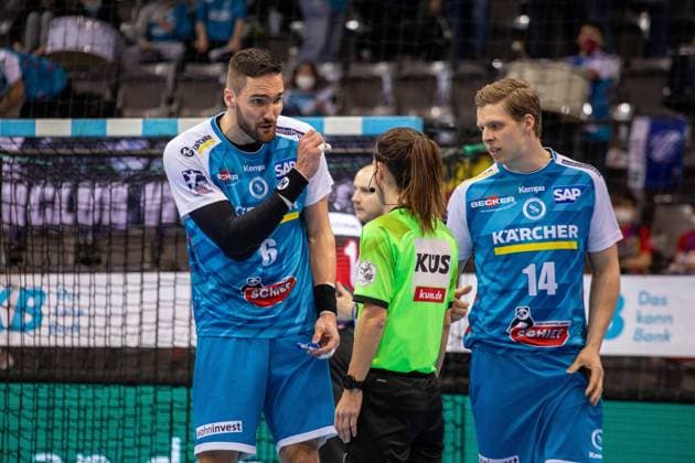 Dominik Weiss (TVB Stuttgart, 06) diskutiert mit Maike Merz (Schiedsrichterin 2) Spieler (Verein 00) gegen Spieler (Verein 00) TVB Stuttgart vs SC Magdeburg, Handball, Maenner, Bundesliga, 24. Spieltag, Saison 2021 2022, 13.03.2022 TVB Stuttgart vs SC Magdeburg, Handball, Maenner, Bundesliga, 24. Spieltag, Saison 2021 2022, 13.03.2022 Stuttgart Copyright: xTabeaxGuenzler Eibner-Pressefotox EP_TGR
