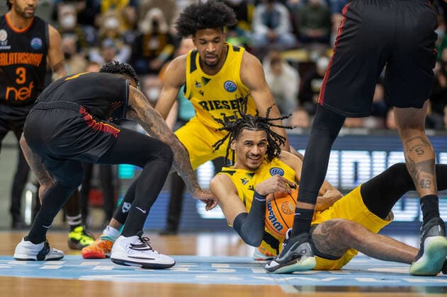 Justin Simon (MHP Riesen Ludwigsburg, 05), Jonathan Baehre (MHP Riesen Ludwigsburg, 07), GER, MHP Riesen Ludwigsburg vs. Galatasaray Nef, Basketball, Champions League, Best of 16, Spielzeit 2021 2022, 14.03.2022, GER, MHP Riesen Ludwigsburg vs. Galatasaray Nef, Basketball, Champions League, Best of 16, Spielzeit 2021 2022, 14.03.2022 Ludwigsburg Copyright: xEibner-Pressefoto SaschaxWaltherx EP_EER