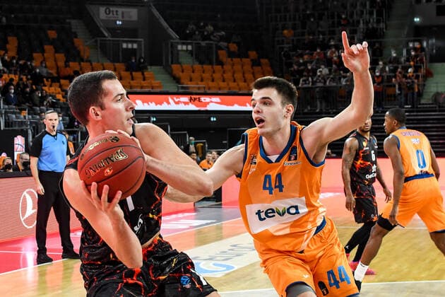 GER, EuroCup, ratiopharm Ulm vs Herbalife Gran Canaria 15.03.2022, ratiopharm arena, Neu-Ulm, GER, EuroCup, ratiopharm Ulm vs Herbalife Gran Canaria, im Bild Miquel Salvo (Gran Canaria, 7), Fedor Zugic (Ulm, 44)