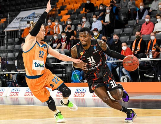 GER, EuroCup, ratiopharm Ulm vs Herbalife Gran Canaria 15.03.2022, ratiopharm arena, Neu-Ulm, GER, EuroCup, ratiopharm Ulm vs Herbalife Gran Canaria, im Bild Thomas Klepeisz (Ulm, 22), Dylan Ennis (Gran Canaria, 31)