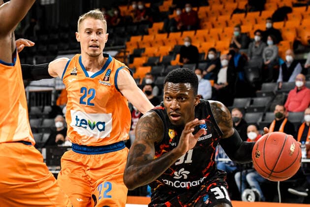 GER, EuroCup, ratiopharm Ulm vs Herbalife Gran Canaria 15.03.2022, ratiopharm arena, Neu-Ulm, GER, EuroCup, ratiopharm Ulm vs Herbalife Gran Canaria, im Bild Thomas Klepeisz (Ulm, 22), Dylan Ennis (Gran Canaria, 31)
