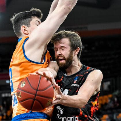 GER, EuroCup, ratiopharm Ulm vs Herbalife Gran Canaria 15.03.2022, ratiopharm arena, Neu-Ulm, GER, EuroCup, ratiopharm Ulm vs Herbalife Gran Canaria, im Bild Nicolas Bretzel (Ulm, 13), John Shurna (Gran Canaria, 14)