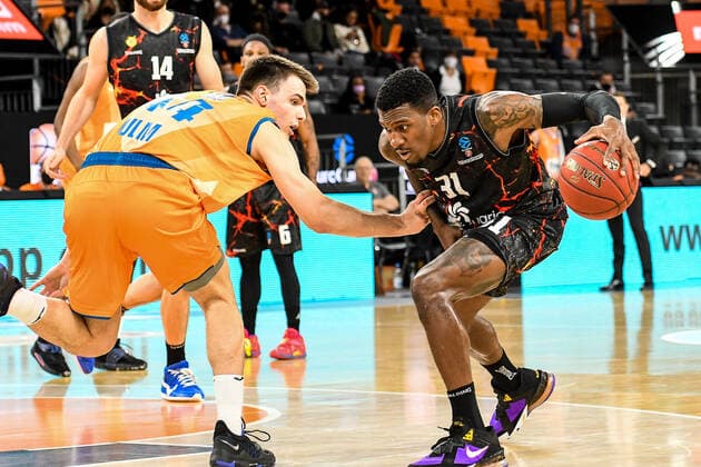 GER, EuroCup, ratiopharm Ulm vs Herbalife Gran Canaria 15.03.2022, ratiopharm arena, Neu-Ulm, GER, EuroCup, ratiopharm Ulm vs Herbalife Gran Canaria, im Bild Fedor Zugic (Ulm, 44), Dylan Ennis (Gran Canaria, 31)