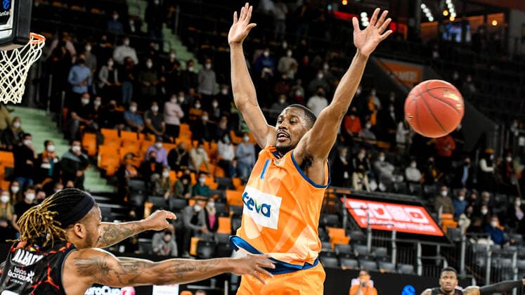 GER, EuroCup, ratiopharm Ulm vs Herbalife Gran Canaria 15.03.2022, ratiopharm arena, Neu-Ulm, GER, EuroCup, ratiopharm Ulm vs Herbalife Gran Canaria, im Bild Semaj Christon (Ulm, 0) versucht in der Schlußsekunde ein Spielzug von Andrew Albicy (Gran Canaria, 6) zu verhindern, ohne Erfolg