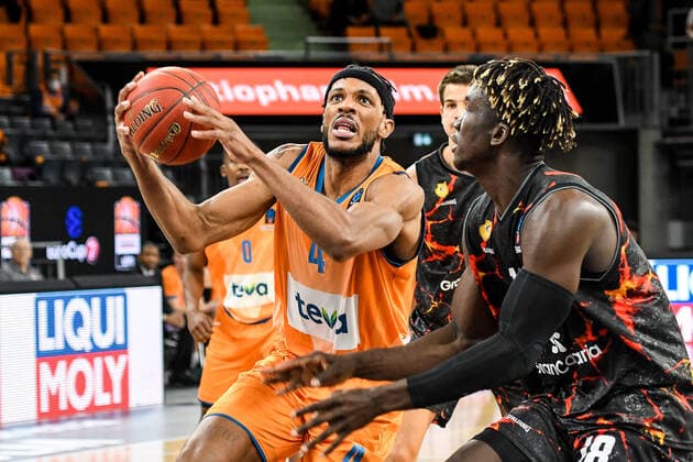 GER, EuroCup, ratiopharm Ulm vs Herbalife Gran Canaria 15.03.2022, ratiopharm arena, Neu-Ulm, GER, EuroCup, ratiopharm Ulm vs Herbalife Gran Canaria, im Bild Jaron Blossomgame (Ulm, 4), Khlifa Diop (Gran Canaria, 18)