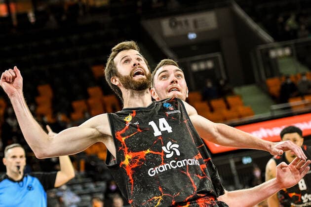 GER, EuroCup, ratiopharm Ulm vs Herbalife Gran Canaria 15.03.2022, ratiopharm arena, Neu-Ulm, GER, EuroCup, ratiopharm Ulm vs Herbalife Gran Canaria, im Bild John Shurna (Gran Canaria, 14), Philipp Herkenhoff (Ulm, 14)