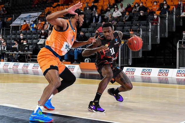 GER, EuroCup, ratiopharm Ulm vs Herbalife Gran Canaria 15.03.2022, ratiopharm arena, Neu-Ulm, GER, EuroCup, ratiopharm Ulm vs Herbalife Gran Canaria, im Bild Jaron Blossomgame (Ulm, 4), Dylan Ennis (Gran Canaria, 31)
