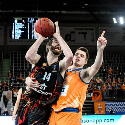 GER, EuroCup, ratiopharm Ulm vs Herbalife Gran Canaria 15.03.2022, ratiopharm arena, Neu-Ulm, GER, EuroCup, ratiopharm Ulm vs Herbalife Gran Canaria, im Bild John Shurna (Gran Canaria, 14), Fedor Zugic (Ulm, 44)