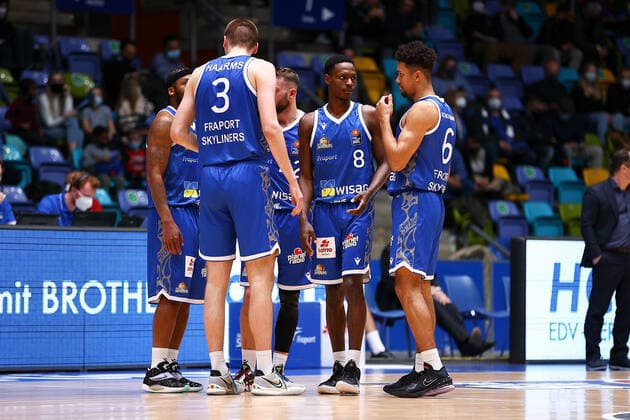 Frankfurt 16.03.2022 xjfx Basketball BBL Bundesliga, Fraport Frankfurt Skyliners - s.Oliver Würzburg emspor, emonline v.l., Ratlos, enttaeuscht, enttaeuscht schauend, dissapointed, traurig, frustriert, frust, gefrustet die Spieler von Fraport Frankfurt Skyliners Copyright: JoaquimxFerreira