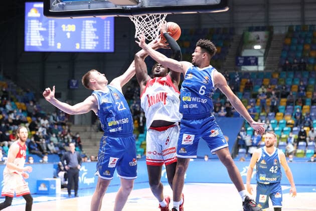 Brenneke Lorenz,(Fraport Skyliners, 21),Abu Abdul Malik,(s. Oliver Wuerzburg), Schoormann Len Adam,(Fraport Skyliners, 6), , GER,Basketball, BBL, Fraport Skyliners gegen Niners Chemnitz,27.12.2021, Frankfurt Copyright: xEibner-Pressefoto UlrichxScherbaumx EP_usm