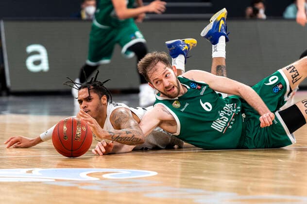 Caleb Homesley (Hamburg Towers 5) und Kodi Justice (Slask Wroclaw 6) im Kampf um den Ball Hamburg Towers vs. Slask Wroclaw, Basketball, Eurocup, Gruppenphase, Spieltag 15, Saison 2021 2022, 16.03.2022 Marcel von Fehrn Hamburg Towers vs. Slask Wroclaw, Basketball, Eurocup, Gruppenphase, Spieltag 15, Saison 2021 2022, 16.03.2022 Hamburg Copyright: xEibnerxPressefoto MarcelxvonxFehrnx EP_MFN