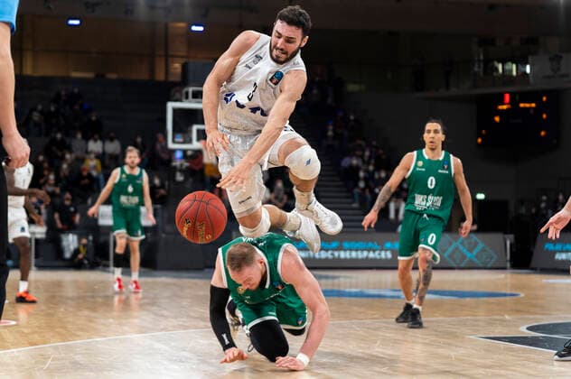 Max Dileo (Hamburg Towers 3) springt ueber Alexander Dziewa (Slask Wroclaw 11) um den Ball zu bekommen Hamburg Towers vs. Slask Wroclaw, Basketball, Eurocup, Gruppenphase, Spieltag 15, Saison 2021 2022, 16.03.2022 Marcel von Fehrn Hamburg Towers vs. Slask Wroclaw, Basketball, Eurocup, Gruppenphase, Spieltag 15, Saison 2021 2022, 16.03.2022 Hamburg Copyright: xEibnerxPressefoto MarcelxvonxFehrnx EP_MFN