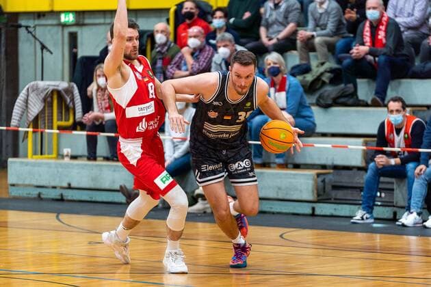 Stephan Haukohl (Medipolis SC Jena, 35) gegen Johannes Konradt (Uni Baskets Paderborn, 19) GER, Uni Baskets Paderborn vs. Medipolis SC Jena, Basketball, 2. Bundesliga ProA, Spielzeit 2021 2022, 23. Spieltag, 16.03.2022 Uni Baskets Paderborn vs. Medipolis SC Jena, Basketball, 2. Bundesliga ProA, Spielzeit 2021 2022, 23. Spieltag, 16.03.2022 Paderborn Copyright: xEibner-Pressefoto BahhoxKarax EP_BKA