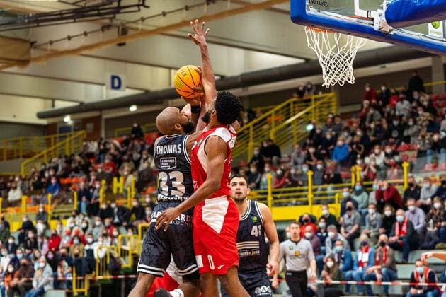 Chavares Alexander Flanigan (Uni Baskets Paderborn, 30) Brandon Thomas (Medipolis SC Jena, 33) GER, Uni Baskets Paderborn vs. Medipolis SC Jena, Basketball, 2. Bundesliga ProA, Spielzeit 2021 2022, 23. Spieltag, 16.03.2022 Uni Baskets Paderborn vs. Medipolis SC Jena, Basketball, 2. Bundesliga ProA, Spielzeit 2021 2022, 23. Spieltag, 16.03.2022 Paderborn Copyright: xEibner-Pressefoto BahhoxKarax EP_BKA