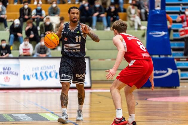 Rayshawn Simmons (Medipolis SC Jena, 11) Peter Hemschmeier (Uni Baskets Paderborn, 8)¨ GER, Uni Baskets Paderborn vs. Medipolis SC Jena, Basketball, 2. Bundesliga ProA, Spielzeit 2021 2022, 23. Spieltag, 16.03.2022 Uni Baskets Paderborn vs. Medipolis SC Jena, Basketball, 2. Bundesliga ProA, Spielzeit 2021 2022, 23. Spieltag, 16.03.2022 Paderborn Copyright: xEibner-Pressefoto BahhoxKarax EP_BKA