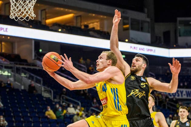 v.l. Luke Sikma (Alba Berlin, 43), Owen Klassen (Basketball Loewen Braunschweig, 05), Zweikampf, Action, Kampf, GER, Alba Berlin vs Basketball Loewen Braunschweig, BBL, Basketball - Bundesliga - Maenner, 23. Spieltag, Saison 2021 2022, 16.03.2022, GER, Alba Berlin vs Basketball Loewen Braunschweig, BBL, Basketball - Bundesliga - Maenner, 23. Spieltag, Saison 2021 2022, 16.03.2022, Berlin Copyright: xEibner-Pressefoto UwexKochx EP_UKH
