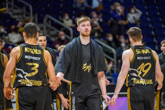 v.l. Nicholas Tischler (Basketball Loewen Braunschweig, 03), Luc van Slooten (Basketball Loewen Braunschweig, 04), Ondrej Sehnal (Basketball Loewen Braunschweig, 19), traurig, deprimiert, sauer, verlieren, GER, Alba Berlin vs Basketball Loewen Braunschweig, BBL, Basketball - Bundesliga - Maenner, 23. Spieltag, Saison 2021 2022, 16.03.2022, GER, Alba Berlin vs Basketball Loewen Braunschweig, BBL, Basketball - Bundesliga - Maenner, 23. Spieltag, Saison 2021 2022, 16.03.2022, Berlin Copyright: xEibner-Pressefoto UwexKochx EP_UKH