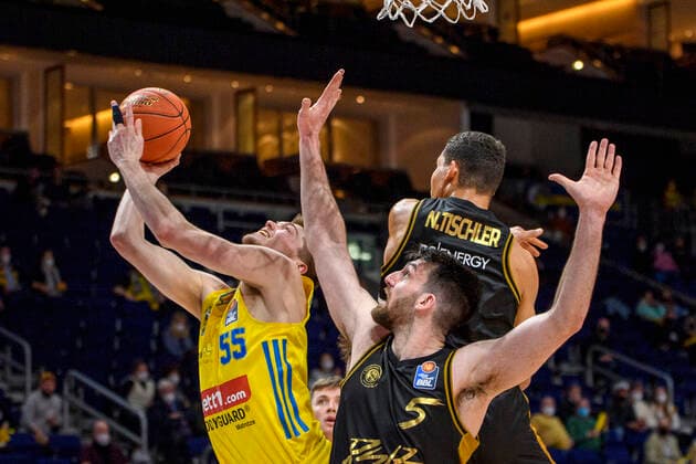 v.l. Ben Lammers (Alba Berlin, 55), Owen Klassen (Basketball Loewen Braunschweig, 05), Zweikampf, Action, Kampf, unterm Korb, GER, Alba Berlin vs Basketball Loewen Braunschweig, BBL, Basketball - Bundesliga - Maenner, 23. Spieltag, Saison 2021 2022, 16.03.2022, GER, Alba Berlin vs Basketball Loewen Braunschweig, BBL, Basketball - Bundesliga - Maenner, 23. Spieltag, Saison 2021 2022, 16.03.2022, Berlin Copyright: xEibner-Pressefoto UwexKochx EP_UKH