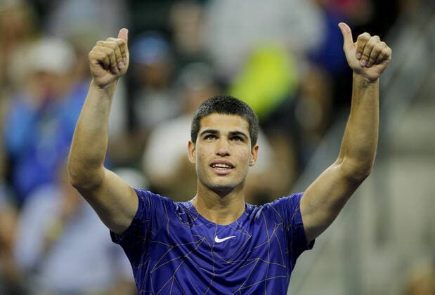 Mandatory Credit: Photo by Ella Ling Shutterstock (12845061bn) Carlos Alcaraz of Spain thanks the crowd BNP Paribas Open, Tennis, Day 8, Indian Wells Tennis Garden, California, USA - 16 Mar 2022 BNP Paribas Open, Tennis, Day 8, Indian Wells Tennis Garden, California, USA - 16 Mar 2022 Copyright: xEllaxLing Shutterstockx 12845061bn