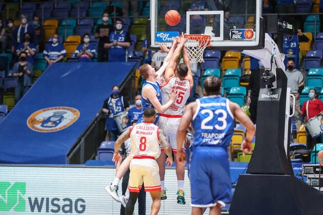 Haarms Matt,(Fraport Skyliners, 3),Stanic Filip,(.s Oliver Wuerzburg), Callison Charles,(s. Oliver Wuerzburg), , GER,Basketball, BBL, Fraport Skyliners gegen Niners Chemnitz,27.12.2021, Frankfurt Copyright: xEibner-Pressefoto UlrichxScherbax EP_usm