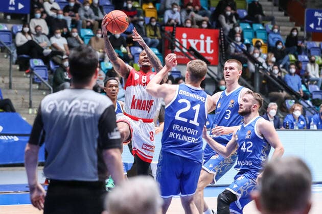 Callison Charles,(s. Oliver Wuerzburg), Brenneke Lorenz,(Fraport Skyliners, 21), , GER,Basketball, BBL, Fraport Skyliners gegen s.Oliver Würzburg,16.03.2022 Frankfurt Copyright: xEibner-Pressefoto UlrichxScherbaumx EP_usm