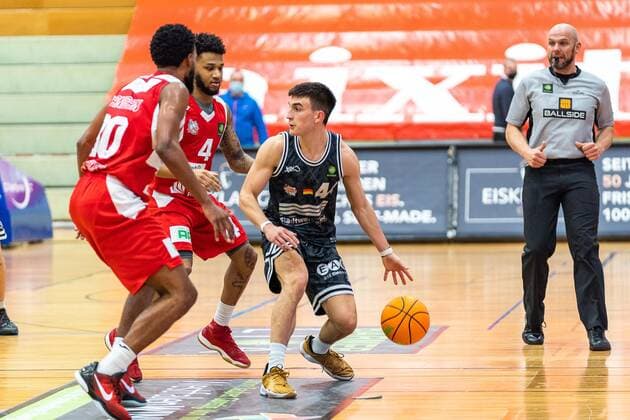 Vuk Radojicic (Medipolis SC Jena, 44) im Duell mit Chavares Alexander Flanigan (Uni Baskets Paderborn, 30) und Jordan Livingston Barnes (Uni Baskets Paderborn, 4) GER, Uni Baskets Paderborn vs. Medipolis SC Jena, Basketball, 2. Bundesliga ProA, Spielzeit 2021 2022, 23. Spieltag, 16.03.2022 Uni Baskets Paderborn vs. Medipolis SC Jena, Basketball, 2. Bundesliga ProA, Spielzeit 2021 2022, 23. Spieltag, 16.03.2022 Paderborn Copyright: xEibner-Pressefoto BahhoxKarax EP_BKA