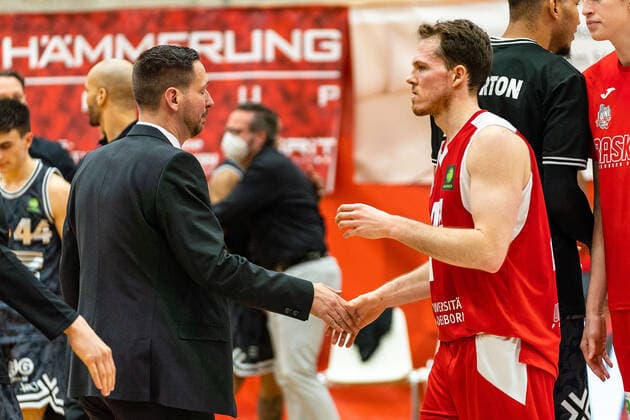 Domenik Reinboth (Medipolis SC Jena, Chef-Trainer) Christopher Jackson Trapp (Uni Baskets Paderborn, 44) GER, Uni Baskets Paderborn vs. Medipolis SC Jena, Basketball, 2. Bundesliga ProA, Spielzeit 2021 2022, 23. Spieltag, 16.03.2022 Uni Baskets Paderborn vs. Medipolis SC Jena, Basketball, 2. Bundesliga ProA, Spielzeit 2021 2022, 23. Spieltag, 16.03.2022 Paderborn Copyright: xEibner-Pressefoto BahhoxKarax EP_BKA