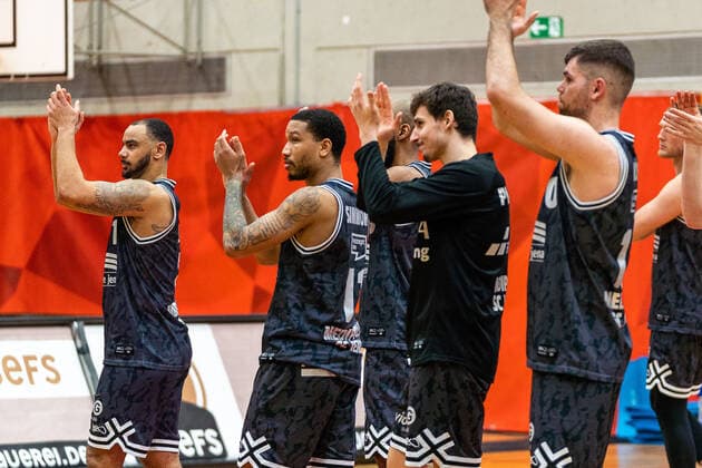 DaVontà Lacy (Medipolis SC Jena, 1) Rayshawn Simmons (Medipolis SC Jena, 11) Julius Wolf (Medipolis SC Jena, 10) GER, Uni Baskets Paderborn vs. Medipolis SC Jena, Basketball, 2. Bundesliga ProA, Spielzeit 2021 2022, 23. Spieltag, 16.03.2022 Uni Baskets Paderborn vs. Medipolis SC Jena, Basketball, 2. Bundesliga ProA, Spielzeit 2021 2022, 23. Spieltag, 16.03.2022 Paderborn Copyright: xEibner-Pressefoto BahhoxKarax EP_BKA