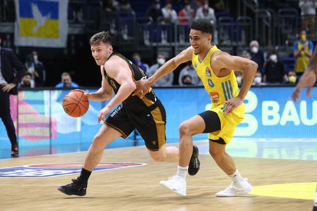 DEU, easyCredit BBL, ALBA vs. Braunschweig, 16.03.2022, Mercedes-Benz-Arena, Berlin, DEU, easyCredit BBL, ALBA vs. Braunschweig, im Bild Maodo Lo (ALBA Berlin 0), Ondrej Sehnal (Braunschweig 19)