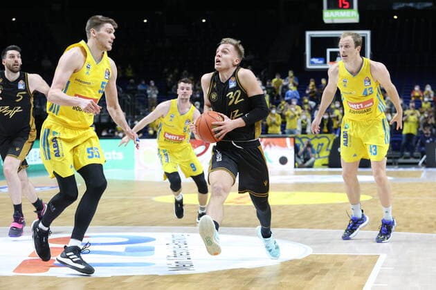 DEU, easyCredit BBL, ALBA vs. Braunschweig, 16.03.2022, Mercedes-Benz-Arena, Berlin, DEU, easyCredit BBL, ALBA vs. Braunschweig, im Bild Lammers (ALBA Berlin 55), Luke Sikma (ALBA Berlin 43), Arturs Zagars (Braunschweig 32)