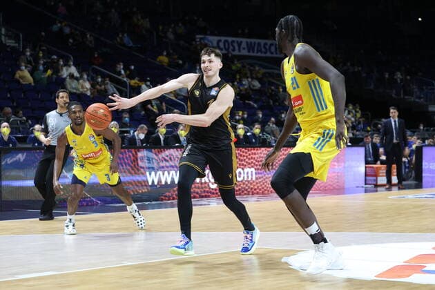 DEU, easyCredit BBL, ALBA vs. Braunschweig, 16.03.2022, Mercedes-Benz-Arena, Berlin, DEU, easyCredit BBL, ALBA vs. Braunschweig, im Bild Jaleen Smith (ALBA Berlin 3), Christ Koumadje (ALBA Berlin 21), David Kraemer (Braunschweig 1)