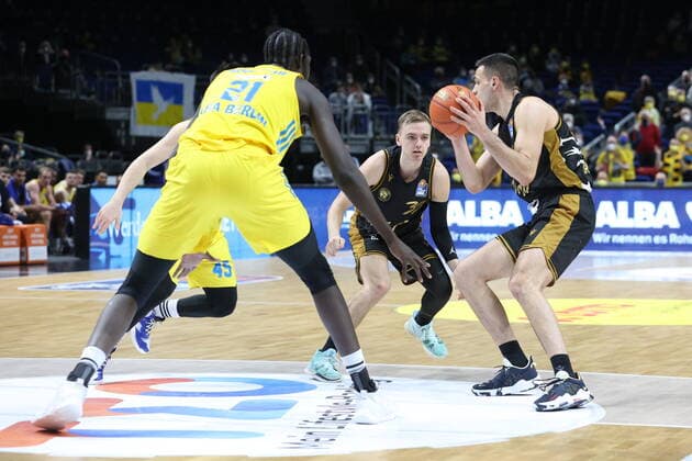 DEU, easyCredit BBL, ALBA vs. Braunschweig, 16.03.2022, Mercedes-Benz-Arena, Berlin, DEU, easyCredit BBL, ALBA vs. Braunschweig, im Bild Christ Koumadje (ALBA Berlin 21), b31 ), Benedikt Turudic (Braunschweig 44)