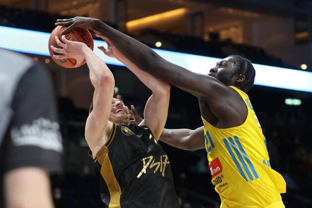 DEU, easyCredit BBL, ALBA vs. Braunschweig, 16.03.2022, Mercedes-Benz-Arena, Berlin, DEU, easyCredit BBL, ALBA vs. Braunschweig, im Bild Christ Koumadje (ALBA Berlin 21), David Kraemer (Braunschweig 1)