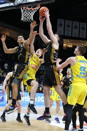 DEU, easyCredit BBL, ALBA vs. Braunschweig, 16.03.2022, Mercedes-Benz-Arena, Berlin, DEU, easyCredit BBL, ALBA vs. Braunschweig, im Bild Malte Delow (ALBA Berlin 6), Nicholas Tischler (Braunschweig 3), Owen Klassen (Braunschweig 5)