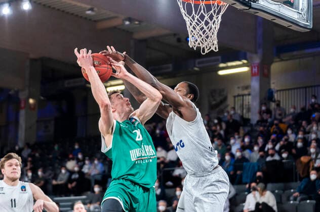 Zach Brown (Hamburg Towers 1) schlaegt Ivan Ramljak (Slask Wroclaw 27) den Ball aus den Haenden Hamburg Towers vs. Slask Wroclaw, Basketball, Eurocup, Gruppenphase, Spieltag 15, Saison 2021 2022, 16.03.2022 Marcel von Fehrn Hamburg Towers vs. Slask Wroclaw, Basketball, Eurocup, Gruppenphase, Spieltag 15, Saison 2021 2022, 16.03.2022 Hamburg Copyright: xEibnerxPressefoto MarcelxvonxFehrnx EP_MFN