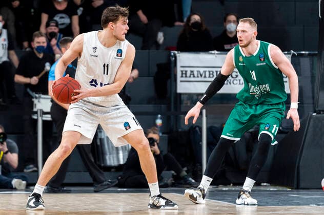 Maik Kotsar (Hamburg Towers 11) gegen Alexander Dziewa (Slask Wroclaw 11) Hamburg Towers vs. Slask Wroclaw, Basketball, Eurocup, Gruppenphase, Spieltag 15, Saison 2021 2022, 16.03.2022 Marcel von Fehrn Hamburg Towers vs. Slask Wroclaw, Basketball, Eurocup, Gruppenphase, Spieltag 15, Saison 2021 2022, 16.03.2022 Hamburg Copyright: xEibnerxPressefoto MarcelxvonxFehrnx EP_MFN