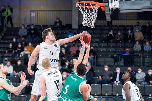 Maik Kotsar (Hamburg Towers 11) schlaegt Travis Trice (Slask Wroclaw 0) den Ball aus den Haenden Hamburg Towers vs. Slask Wroclaw, Basketball, Eurocup, Gruppenphase, Spieltag 15, Saison 2021 2022, 16.03.2022 Marcel von Fehrn Hamburg Towers vs. Slask Wroclaw, Basketball, Eurocup, Gruppenphase, Spieltag 15, Saison 2021 2022, 16.03.2022 Hamburg Copyright: xEibnerxPressefoto MarcelxvonxFehrnx EP_MFN